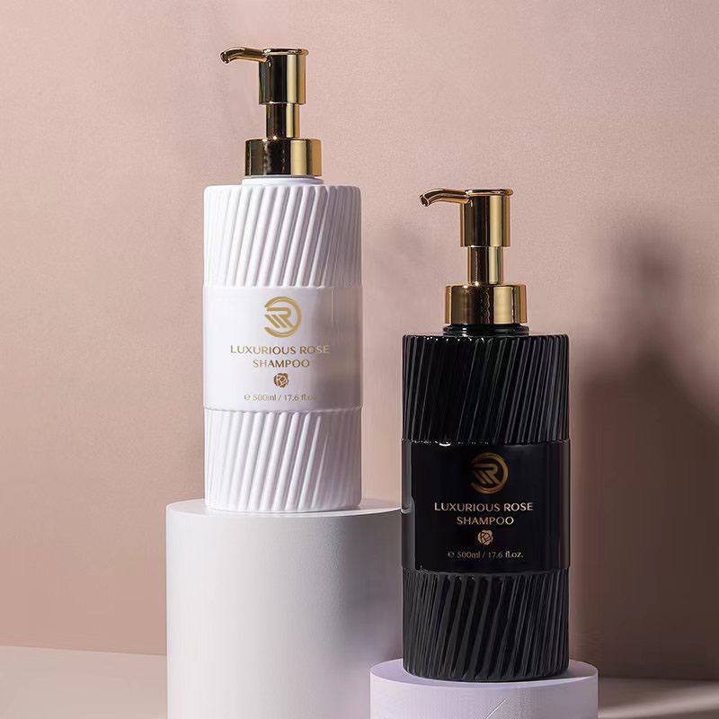 Eco-amigável 500ml ombro liso shampoo chuveiro gel garrafa branca listra preta pressionando embalagem de emulsão de bomba de plástico para uso de loção